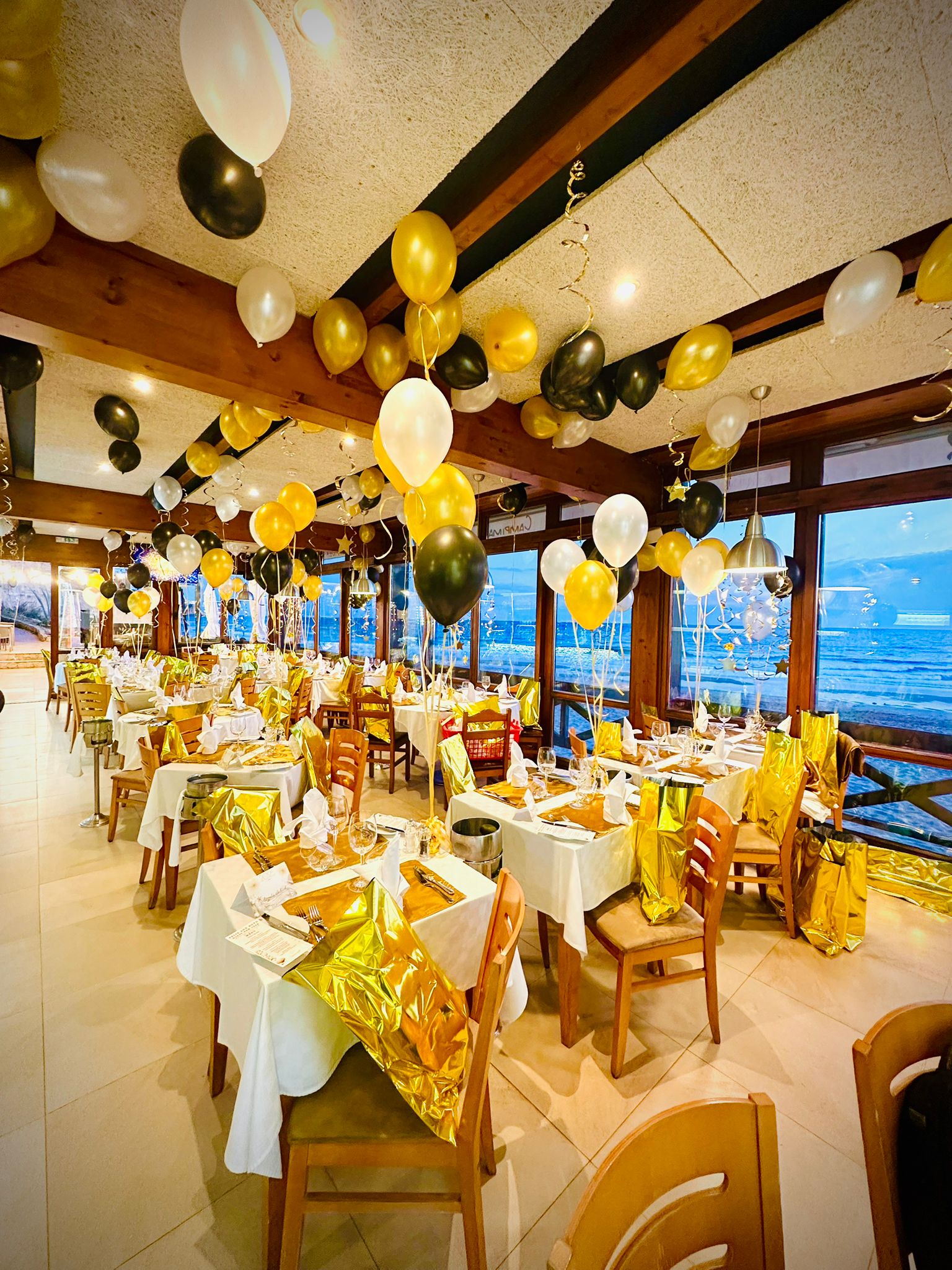 Interior dourado com vista mar